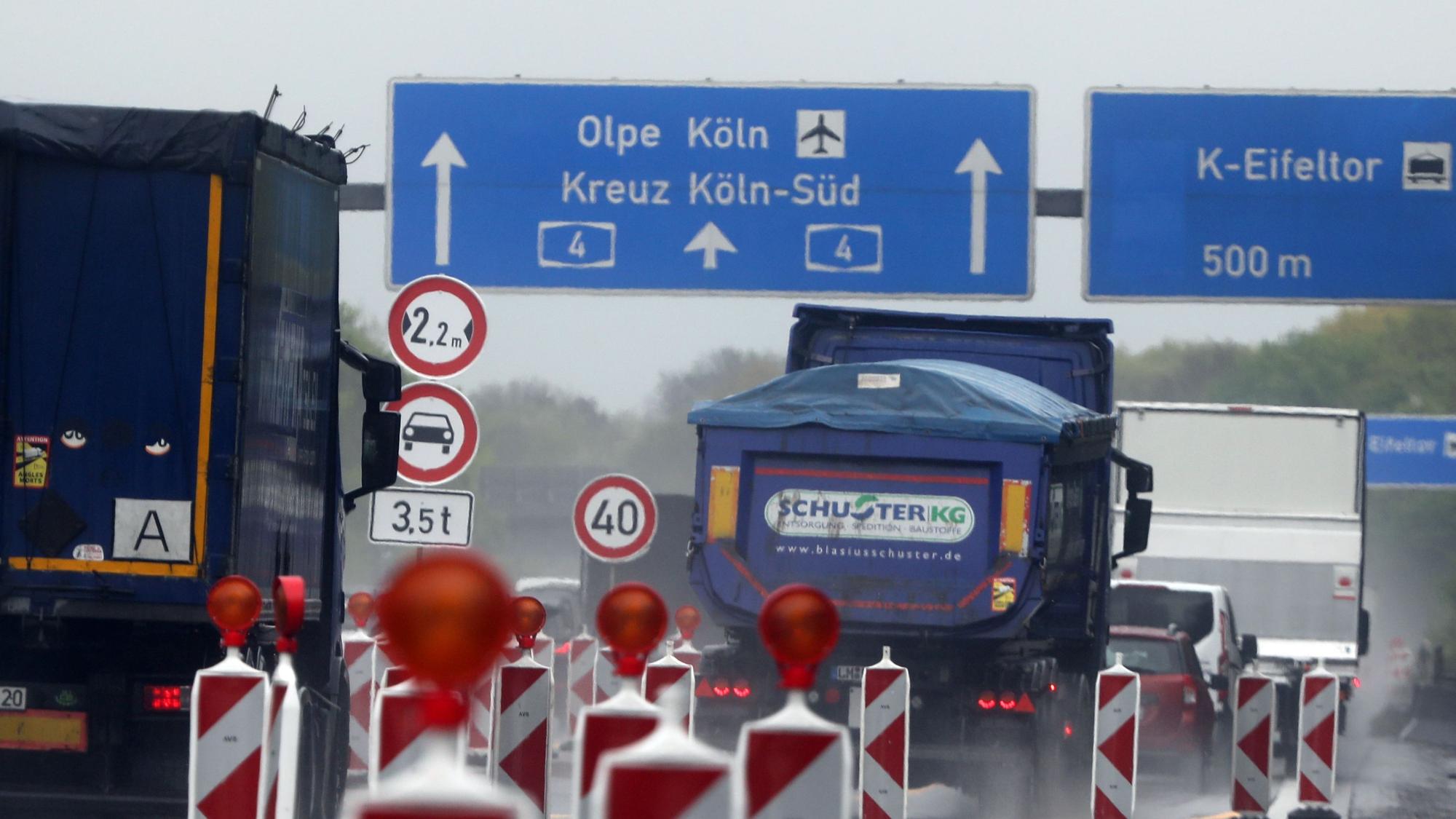 Fahrzeuge passieren einen Baustellenbereich auf der A4 Richtung Köln