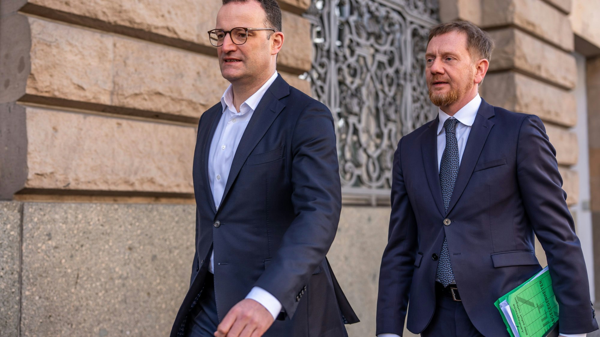 ARCHIV - 07.04.2025, Berlin: Jens Spahn, CDU-Vizevorsitzender (l), kommt mit Michael Kretschmer (CDU), Ministerpräsident von Sachsen, zur Fortsetzung der Koalitionsverhandlungen von Union und SPD. In der Bayerischen Landesvertretung beraten die Spitzenvertreter der Parteien über einen Koalitionsvertrag zur Bildung einer Bundesregierung nach der Bundestagswahl. (zu dpa: «Umgang mit AfD: Kretschmer und Amthor springen Spahn bei») Foto: Michael Kappeler/dpa +++ dpa-Bildfunk +++