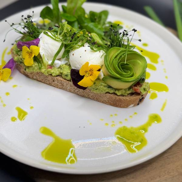 „Grüne Eleganz“ im Whites mit Avocado-Rose, Guacamole und pochiertem Ei.