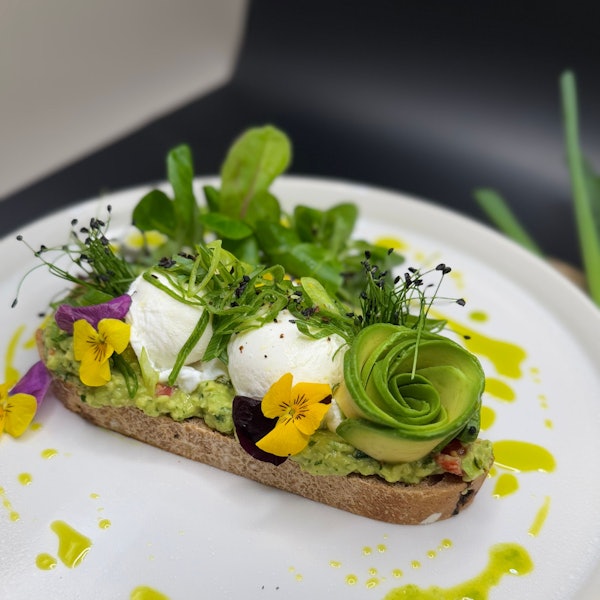 „Grüne Eleganz“ im Whites mit Avocado-Rose, Guacamole und pochiertem Ei.