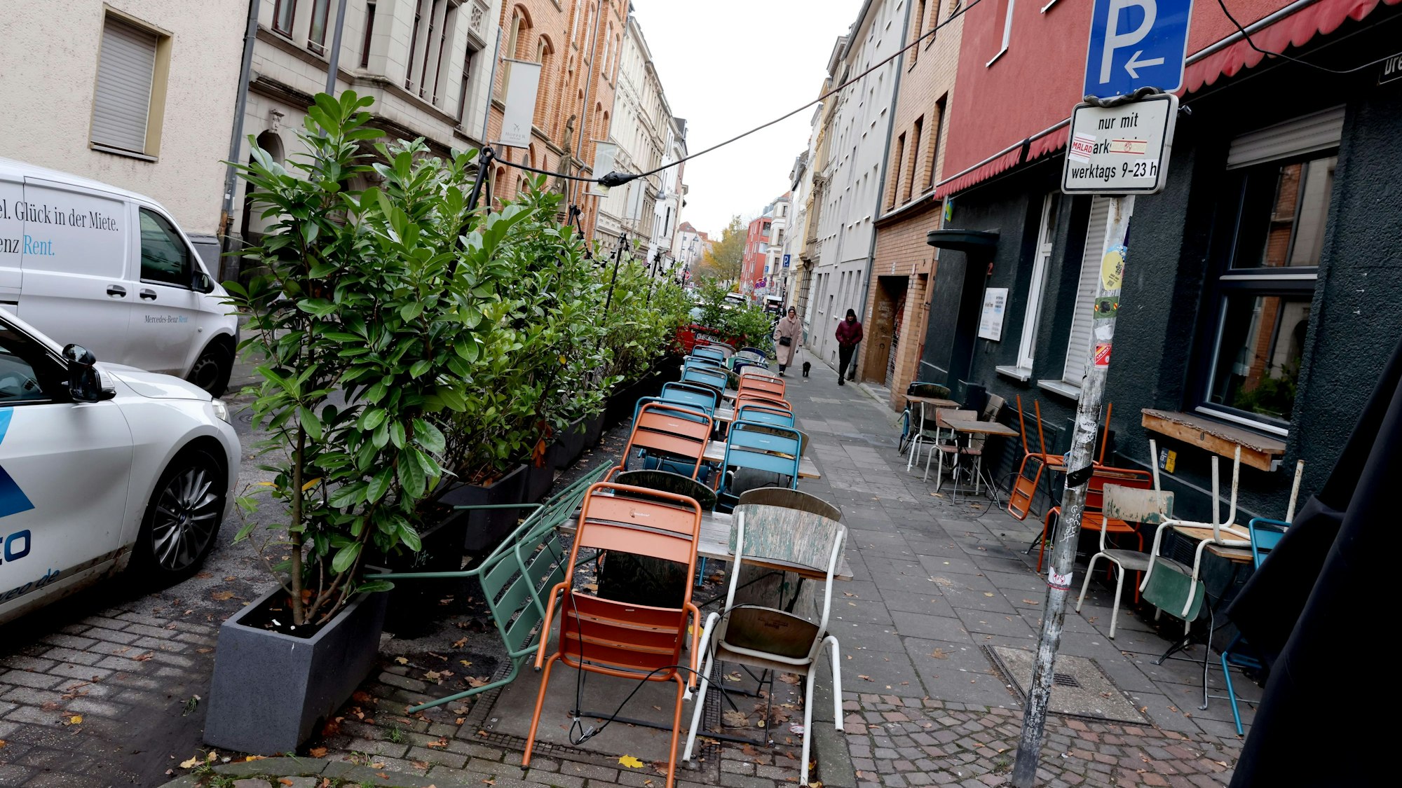 Tische und Stühle auf öffentlichen Parkplätzen sollen nach neuen Regeln möglich sein. Hier ein Beispiel aus der Südstadt.