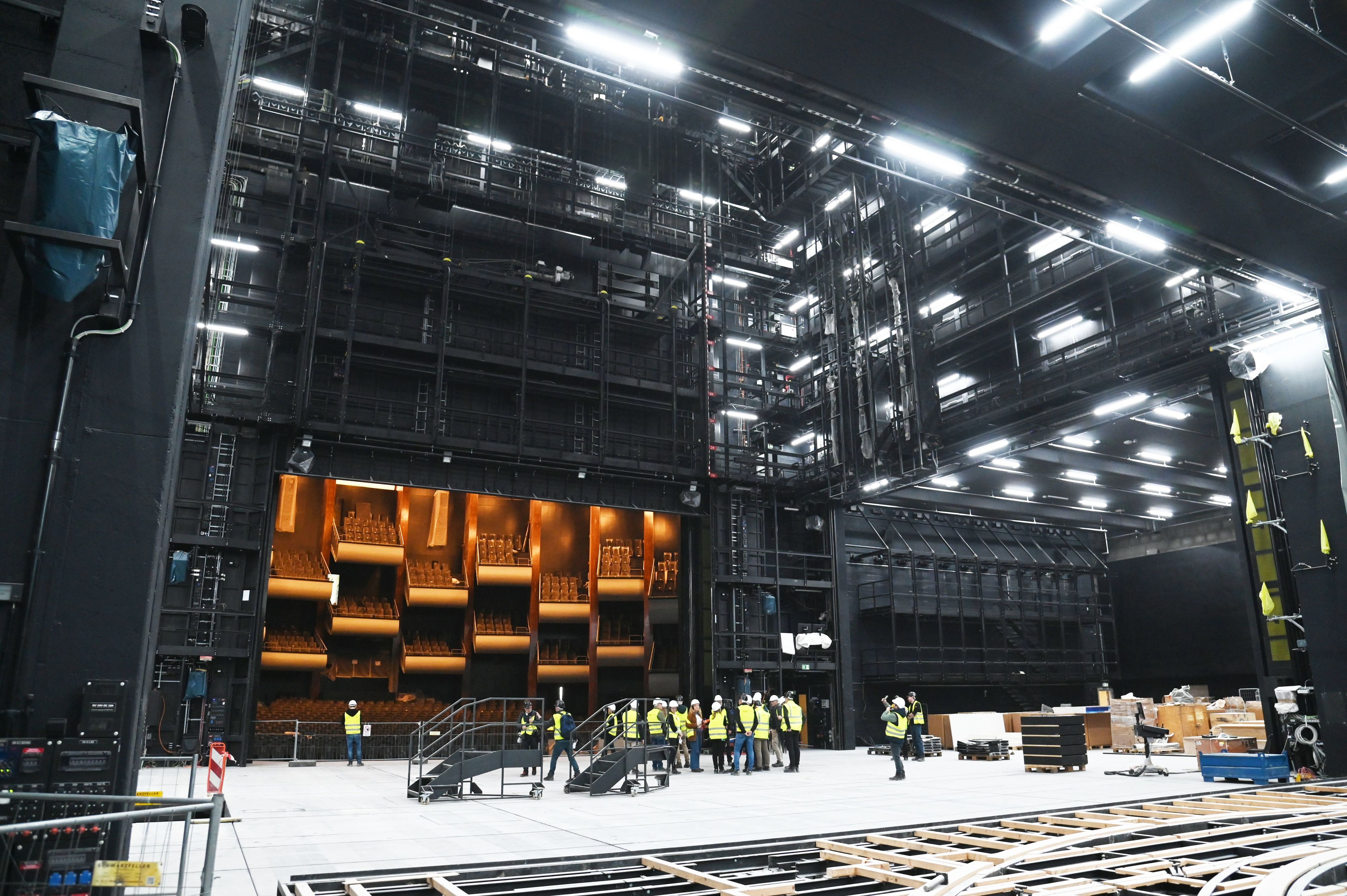 April 2025: Die Bühne im Opernhaus samt Technik.