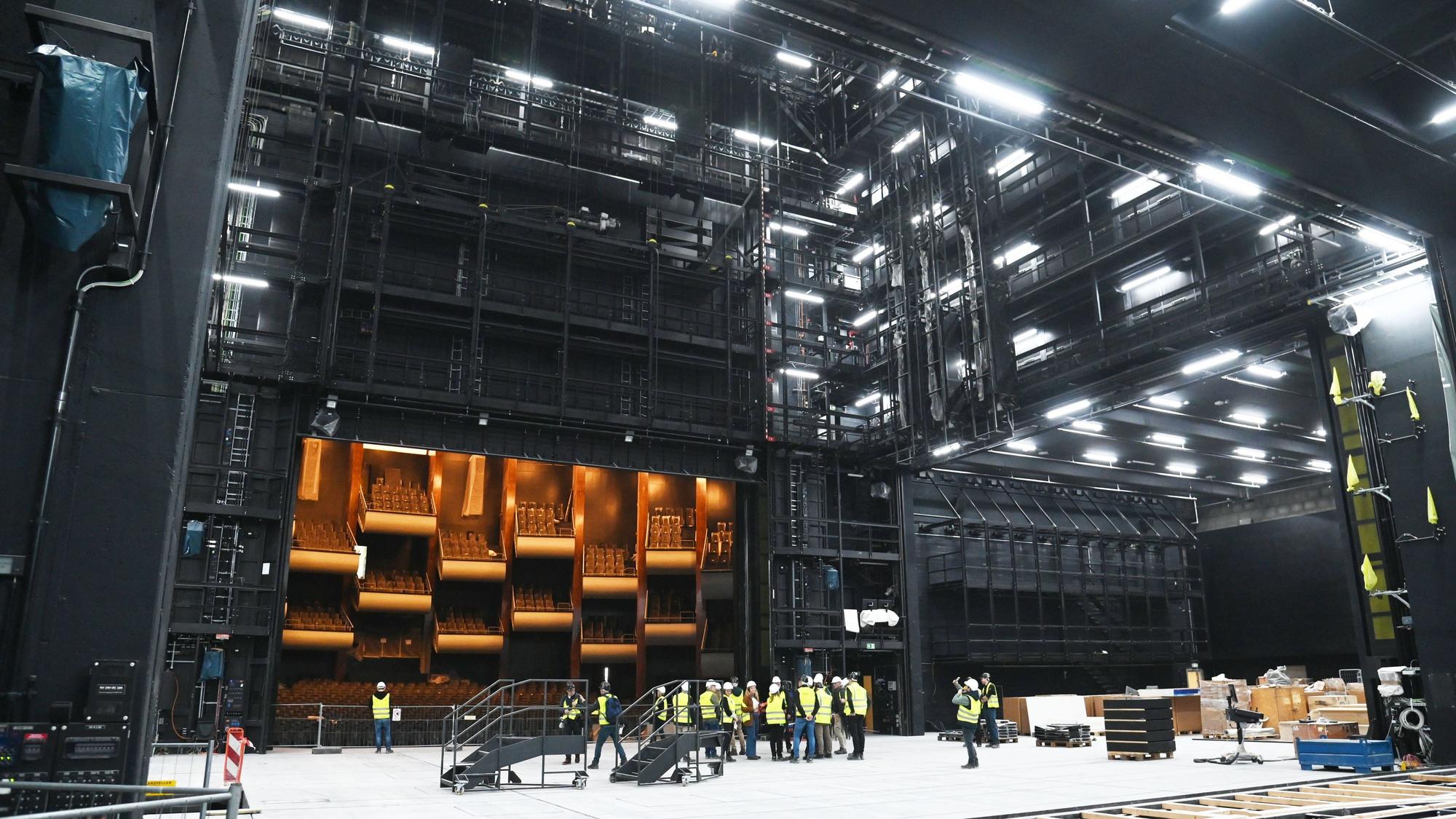 April 2025: Die Bühne im Opernhaus samt Technik.