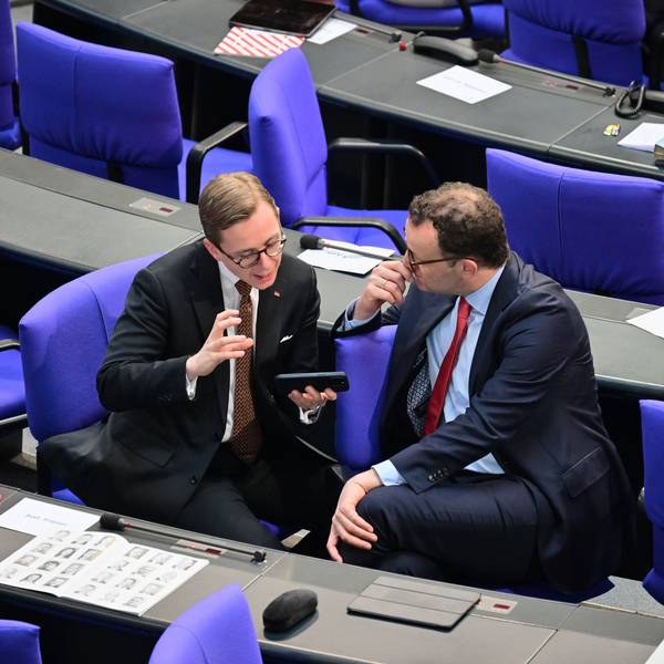 25.03.2025, Berlin: Jens Spahn (r), CDU Vizevorsitzender, spricht mit Philipp Amthor (CDU), bei der konstituierenden Sitzung des neuen Bundestags. Foto: Sebastian Christoph Gollnow/dpa +++ dpa-Bildfunk +++