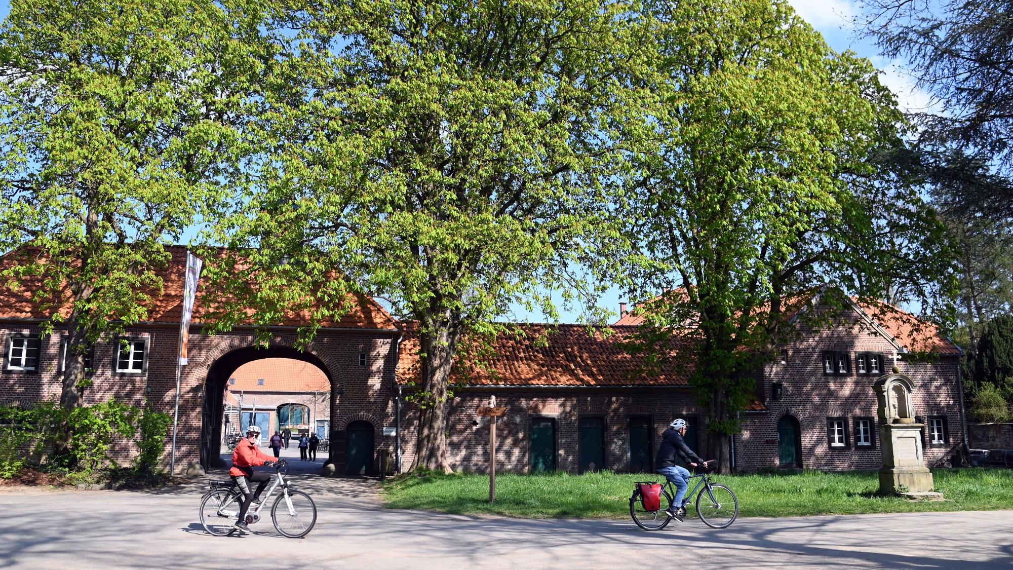 Ein historischer Gutshof mit einer Toreinfahrt ist zu sehen.