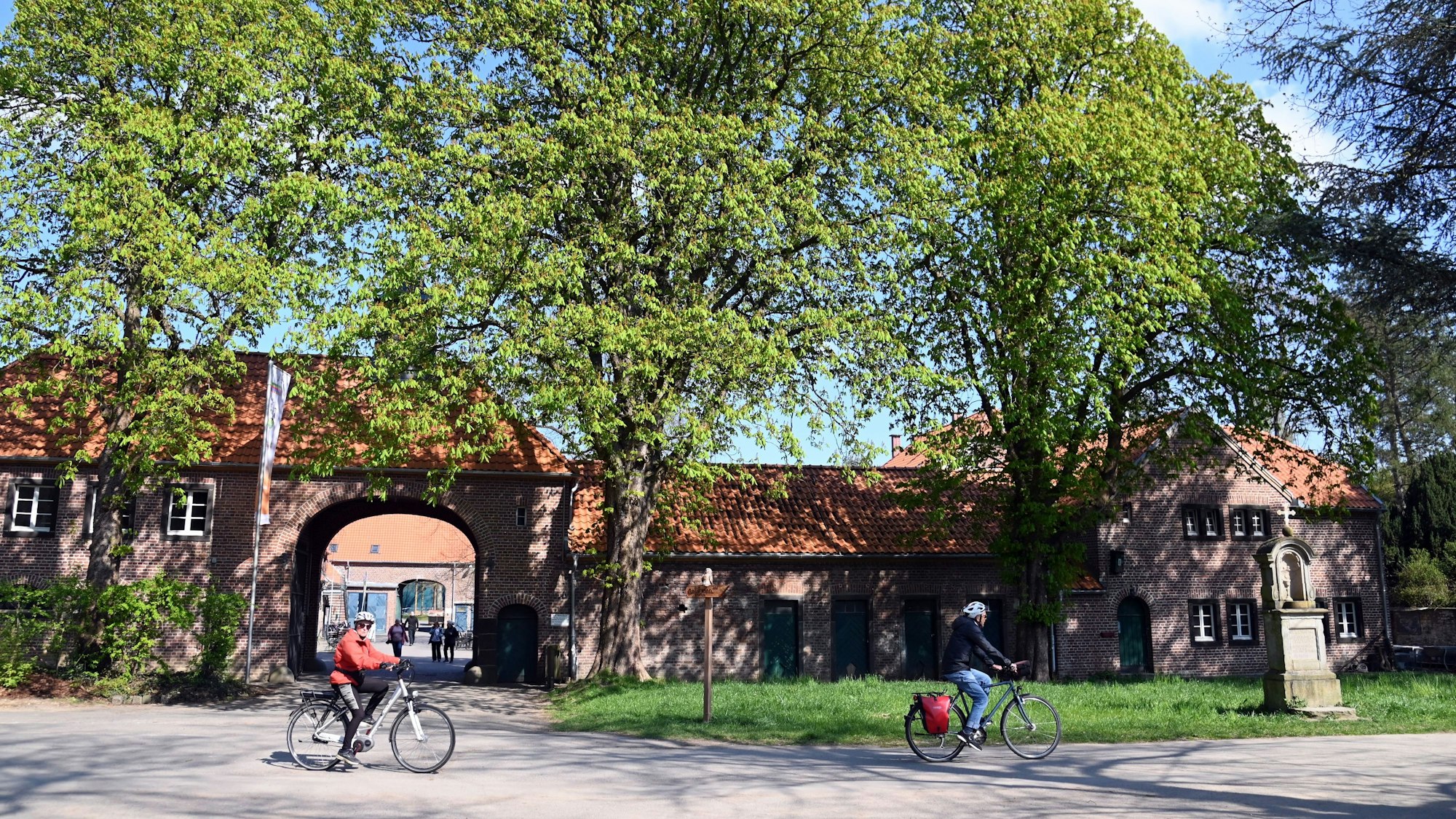 Ein historischer Gutshof mit einer Toreinfahrt ist zu sehen.