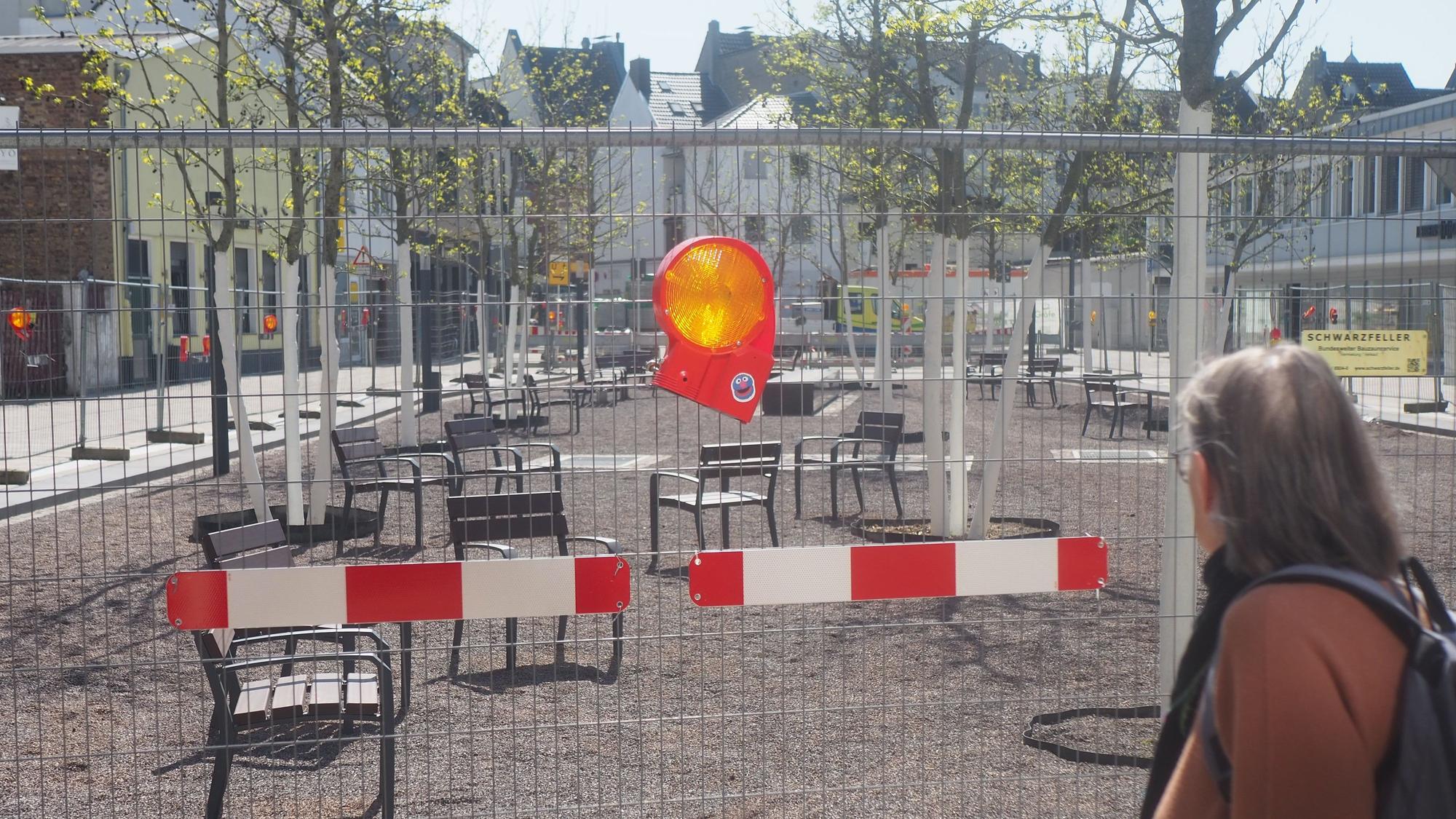 Zu sehen ist der noch von Bauzäunen abgesperrte Janshof.