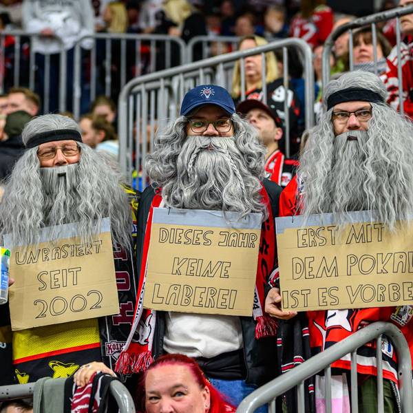 Hat das Warten nun ein Ende? Diese drei Haie-Fans, zwei davon vom Fanclub „Fun Sharks“, hoffen darauf.