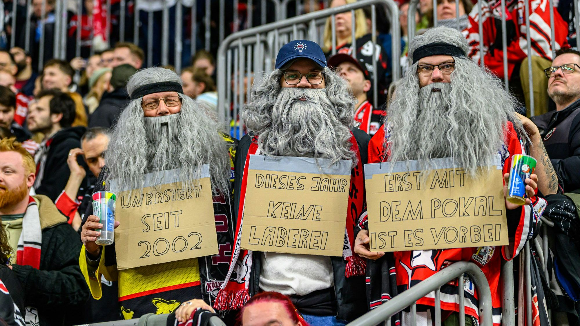 Hat das Warten nun ein Ende? Diese drei Haie-Fans, zwei davon vom Fanclub „Fun Sharks“, hoffen darauf.