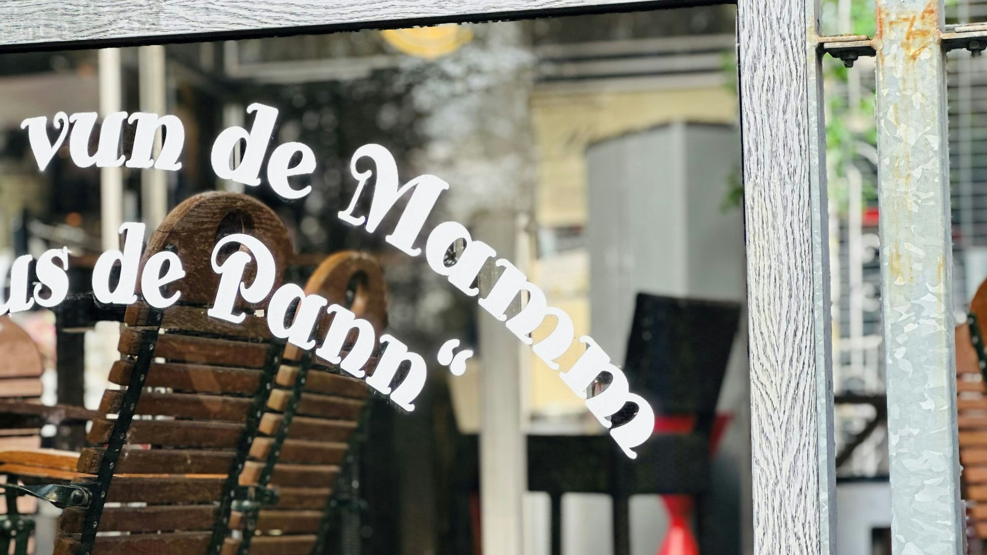 Zu sehen ist eine Scheibe vor einer Gaststätte.