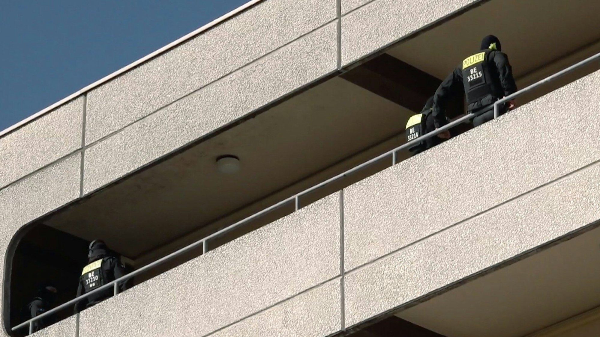 15.04.2025, Berlin: Polizei steht auf dem Balkin eines Hauses. Ermittler des Berliner Landeskriminalamtes haben eine Wohnung in der Sonnenallee durchsucht. Anlass war der Verdacht, dass eine schwere staatsgefährdende Gewalttat vorbereitet wird, erklärte ein Sprecher der Polizei. Foto: Sven Kaeuler/dpa +++ dpa-Bildfunk +++
