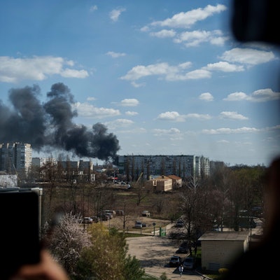 14.04.2025, Ukraine, Sumy: Rauch steigt von einer Explosion nach einem russischen Drohnenangriff auf. Foto: Evgeniy Maloletka/AP/dpa +++ dpa-Bildfunk +++