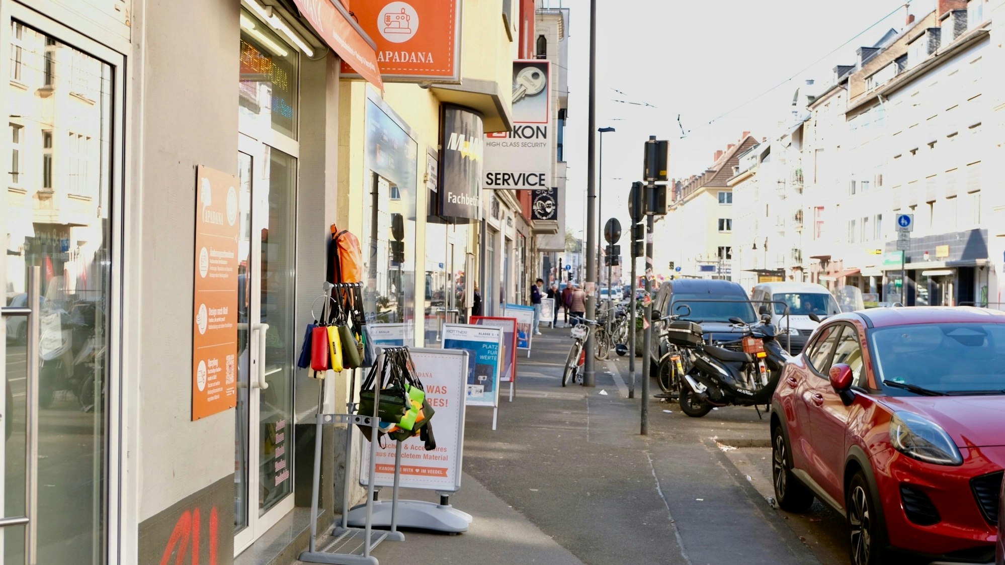 Blick auf einen Gehweg, der von Werbetafeln zugestellt ist.