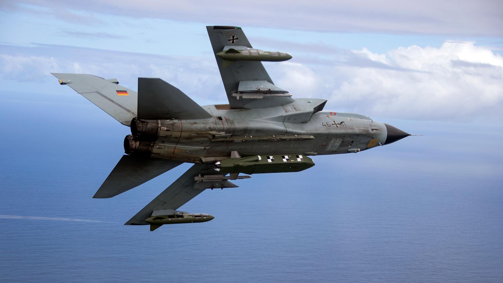 Die von der Bundeswehr herausgegebene Aufnahme zeigt einen Kampfjet Tornado, der mit dem Lenkflugkörper Taurus bestückt ist. (Archivbild)