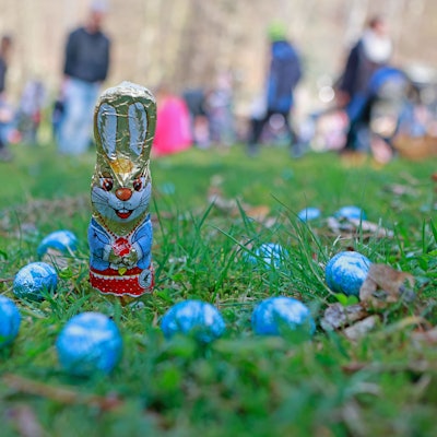 Süssigkeiten zum Osterfest liegen auf einer Wiese im Garten.