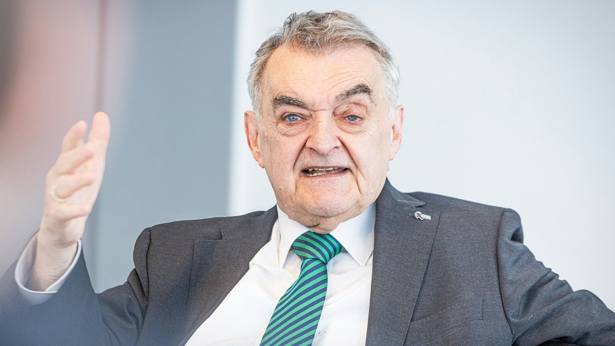 NRW Inneminister Herbert Reul beim Interview mit der Kölnischen Rundschau