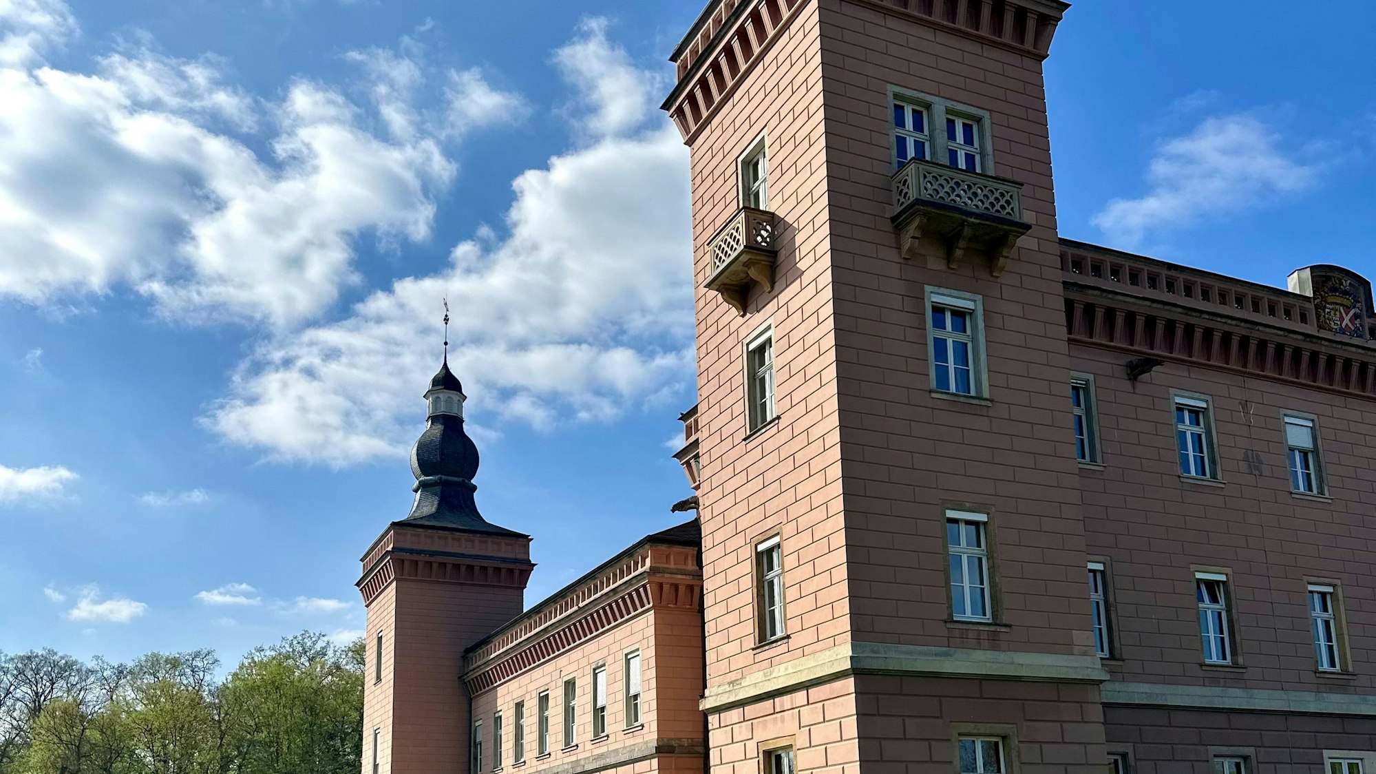 Zu sehen ist das Schloss Gracht in Liblar.