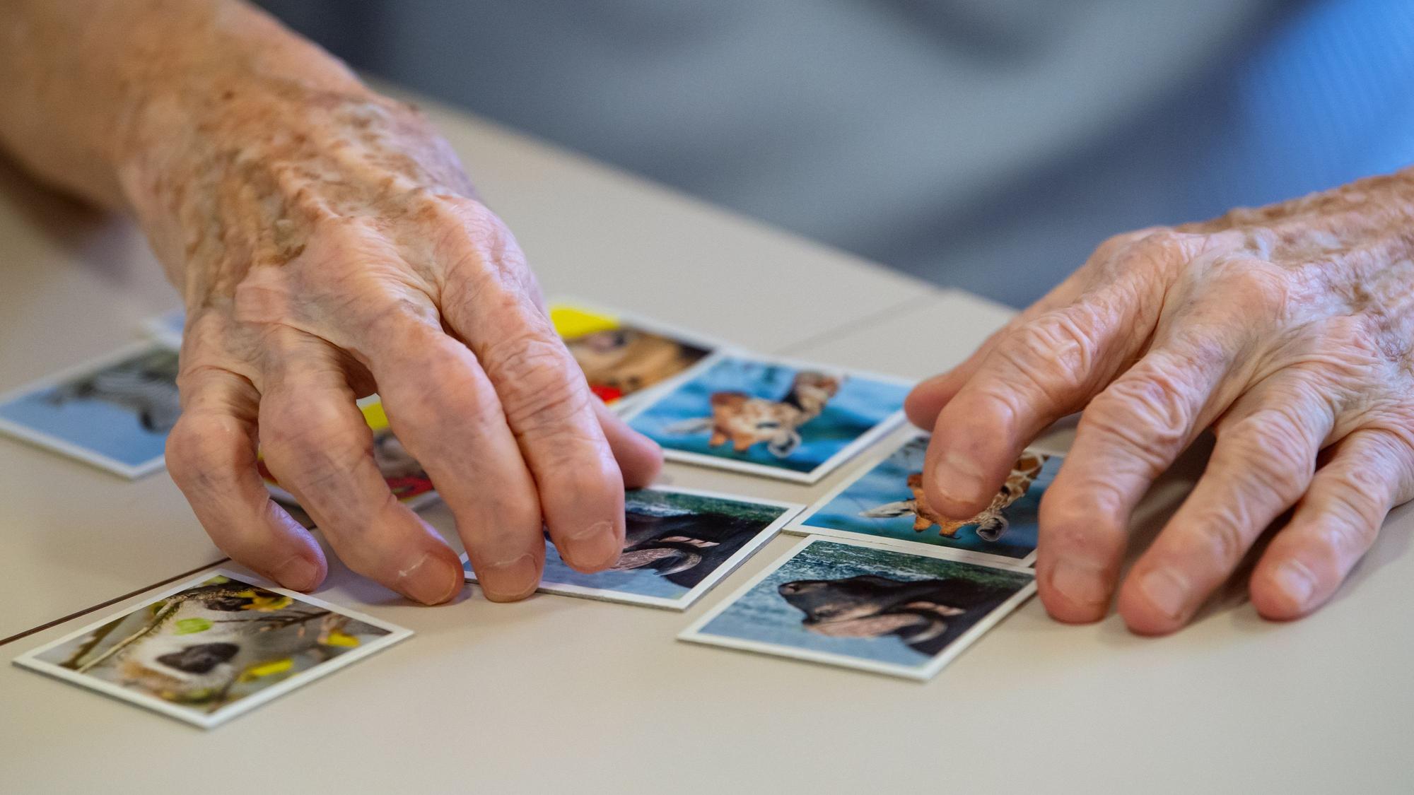 ARCHIV - 17.11.2020, Bayern, Krailling: Eine Bewohnerin eines Altenheims spielt auf einer Pflegestation das Spiel «Memory» und legt Kartenpaare zusammen. (zu dpa: «Antikörper Lecanemab: Wie er wirkt und wem er helfen kann») Foto: Sven Hoppe/dpa +++ dpa-Bildfunk +++