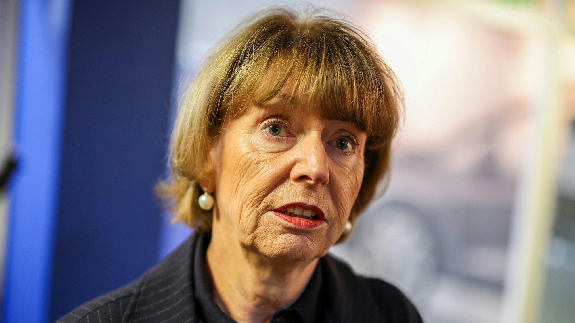 Kölns Oberbürgermeisterin Henriette Reker (Parteilos) am Rande einer Ford-Betriebsversammlung. (Archivbild)