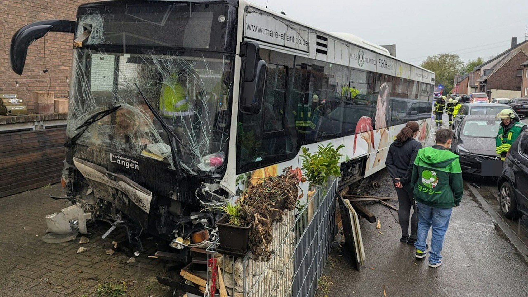 Das Bild zeigt einen Linienbus in einem Vorgarten.