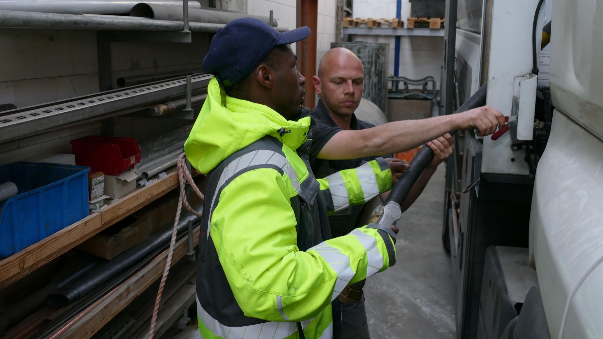 Derzeit arbeitet Abdou Diallo als Tankschutzmonteur.