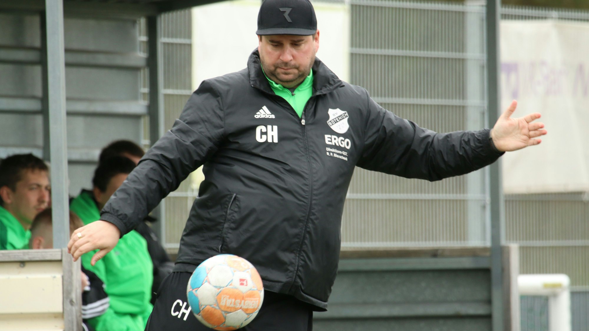 Das Bild zeigt Christian Hammes als Trainer des SV Sötenich, wie er gerade einen Ball schießt.