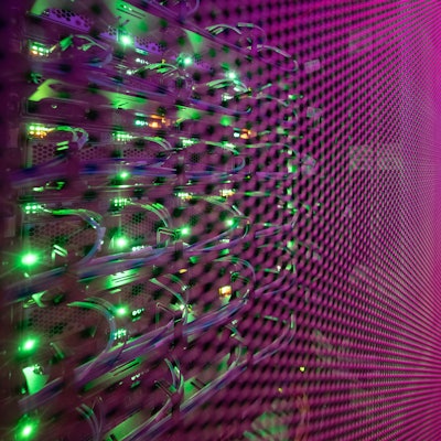 Auf dem Foto sind die Schränke eines Rechenzentrums zu sehen.