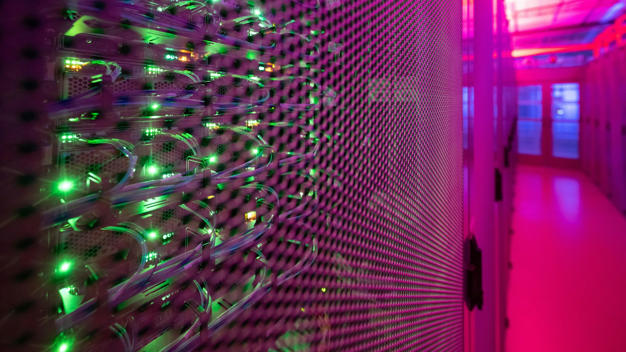 Auf dem Foto sind die Schränke eines Rechenzentrums zu sehen.