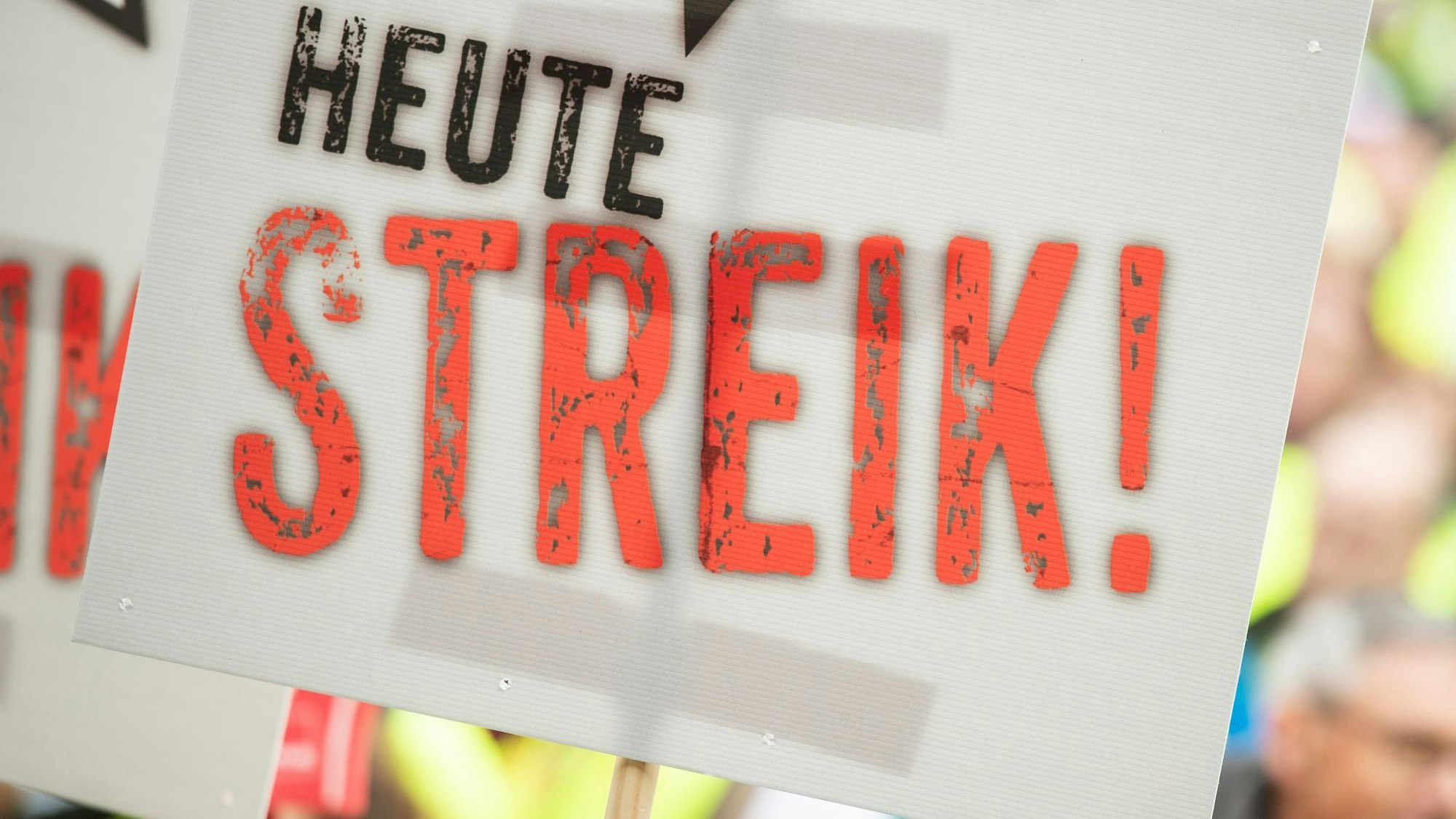Recht auf Streik: Wer rechtmäßig streikt, muss sich beim Arbeitgeber nicht abmelden – das entschied ein Landesarbeitsgericht.