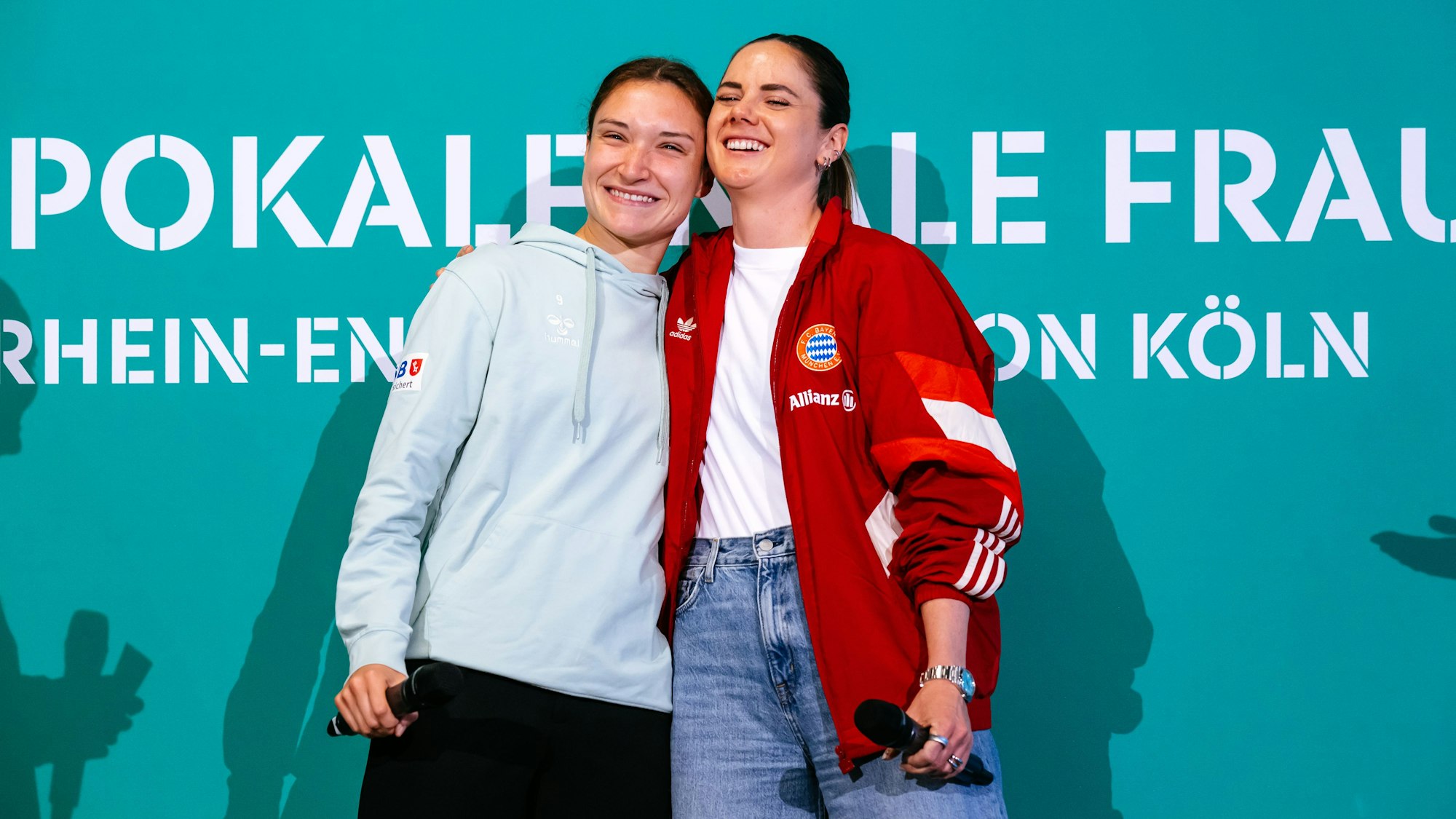 In ihrer Vorfreude auf das bedeutungsvolle Topspiel sind die Gegnerinnen Sophie Weidauer (l.) und Sarah Zadrazil vereint.