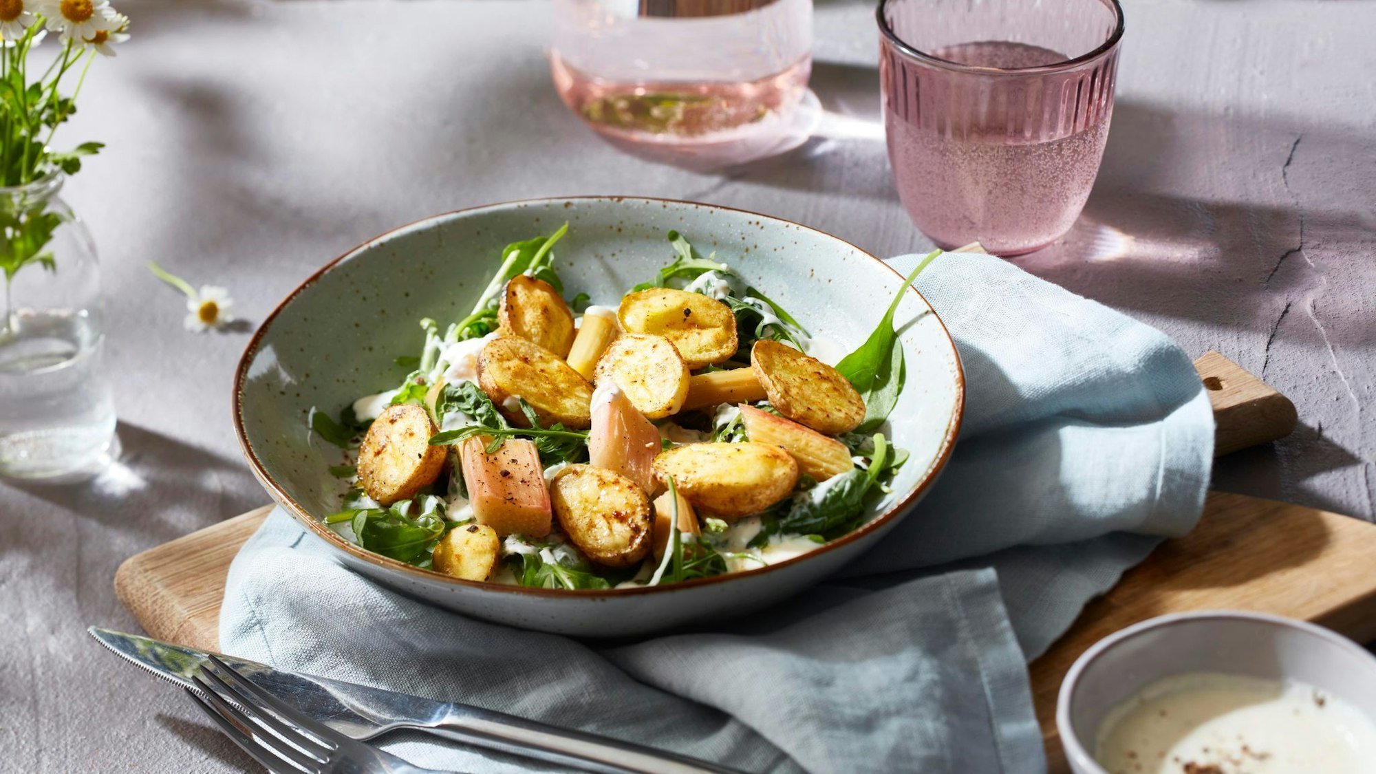 Frühlingsfrisch: Kartoffel-Rhabarber-Salat bringt saisonale Abwechslung auf den Tisch.