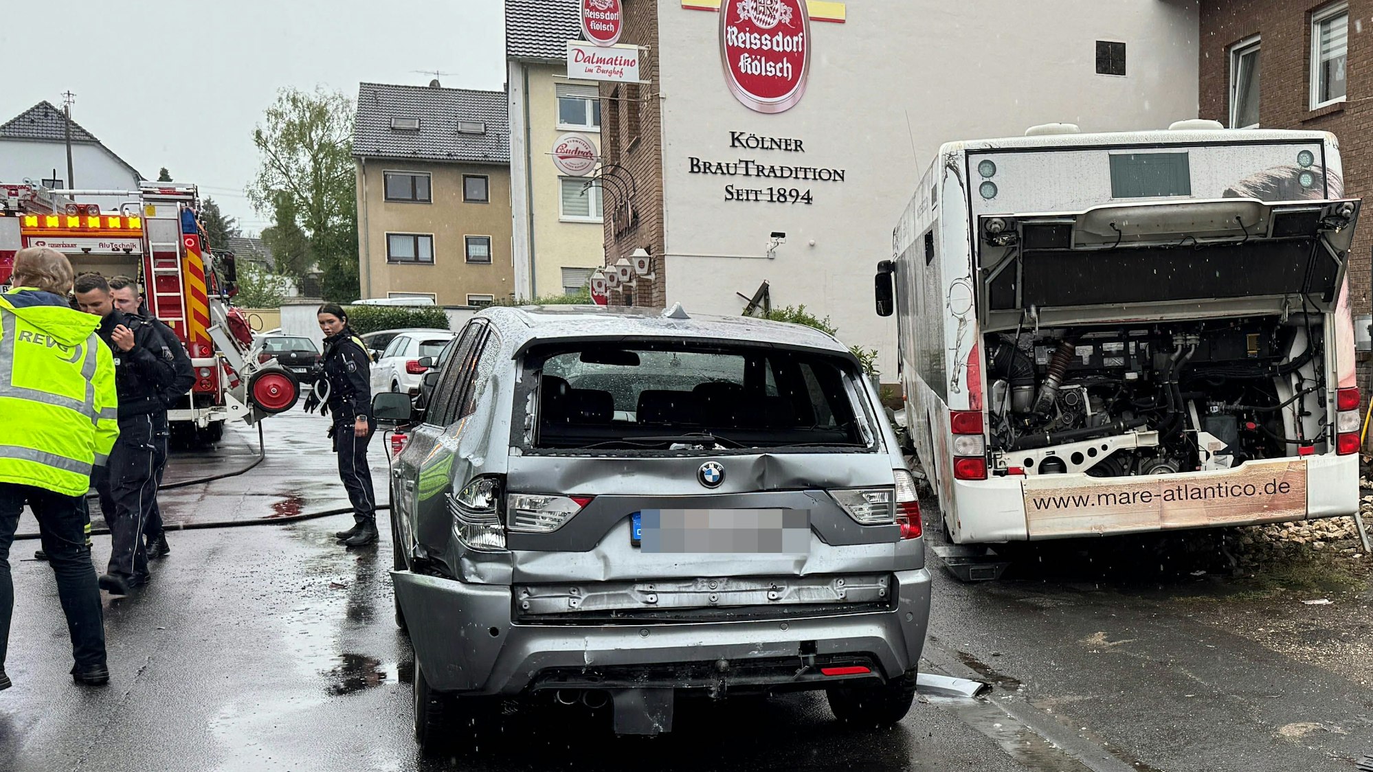 Das Bild zeigt zwei beschädigte Fahrzeuge.
