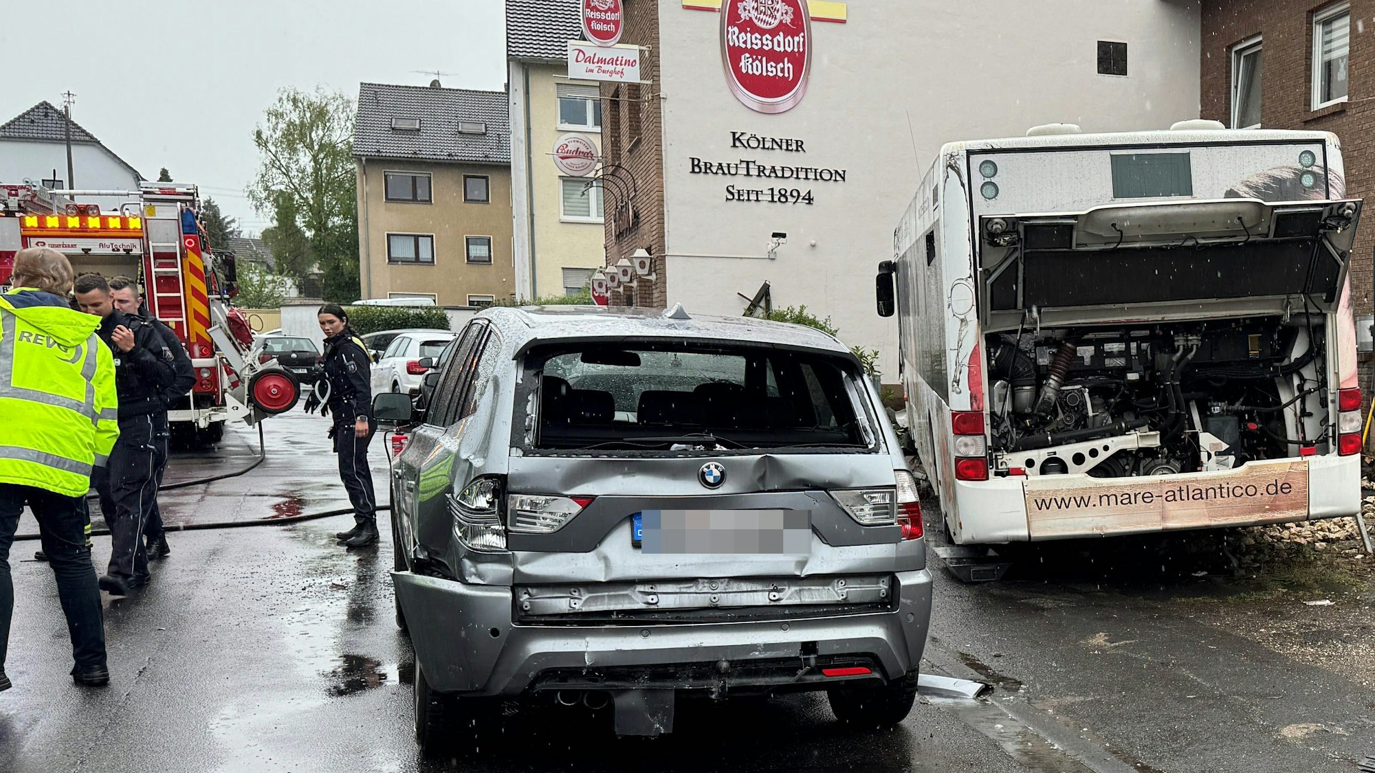 Das Bild zeigt zwei beschädigte Fahrzeuge.