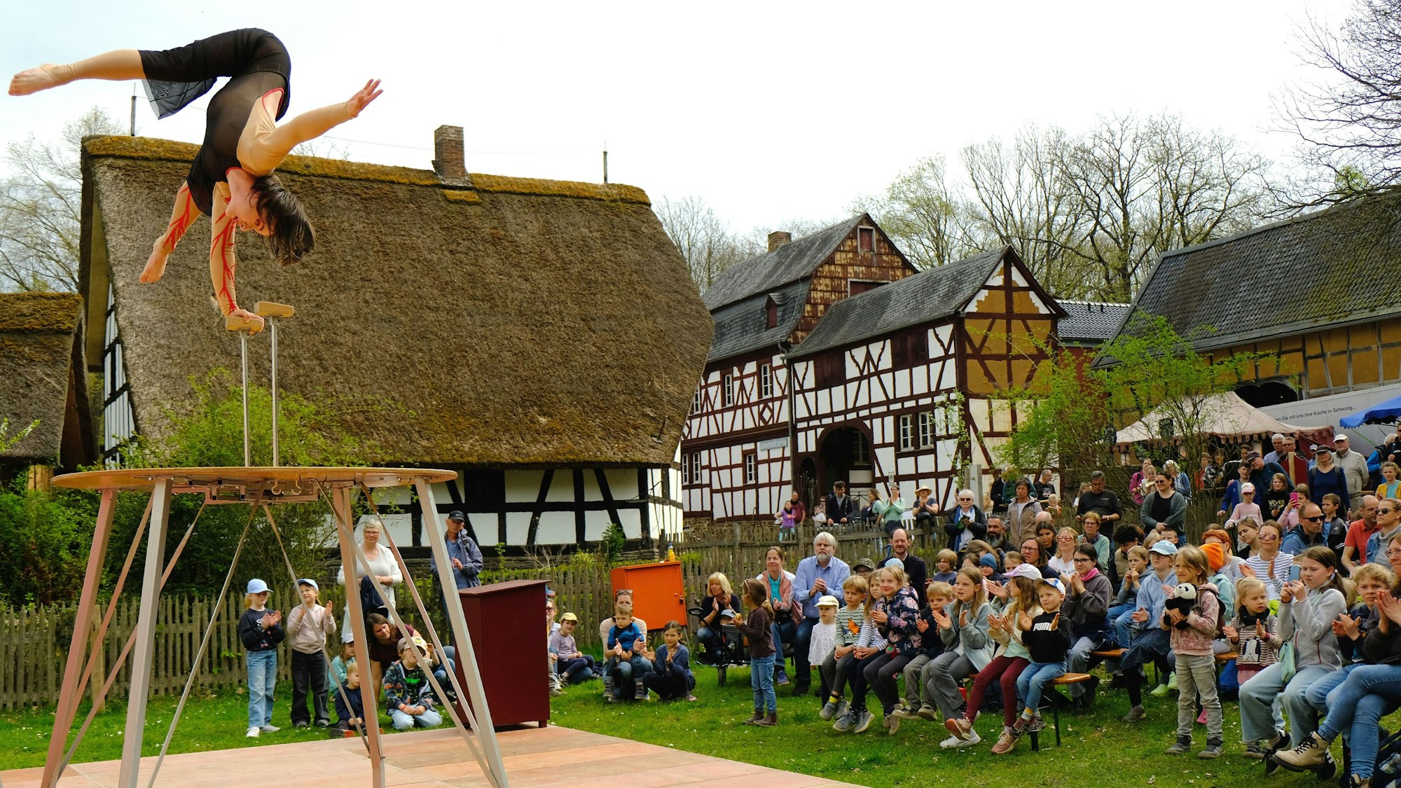 Artistin Joanna Lokaischuk tritt mit ihrer Handstand-Nummer in der Freiluftarena beim Jahrmarkt im Kommerner Freilichtmuseum auf.