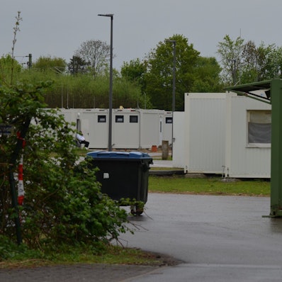Das Bild zeigt einige Container einer Flüchtlingsunterkunft.