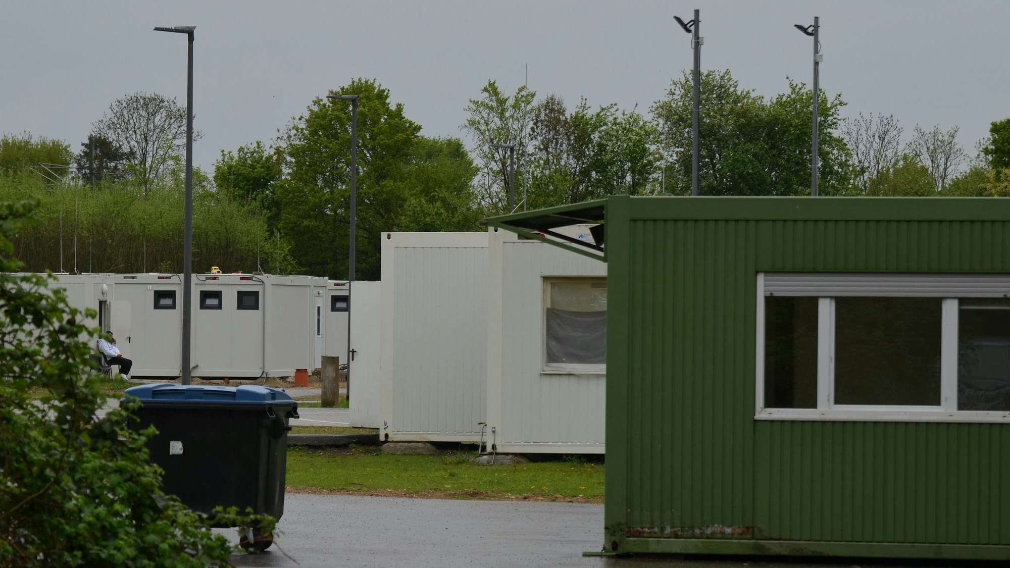 Das Bild zeigt einige Container einer Flüchtlingsunterkunft.