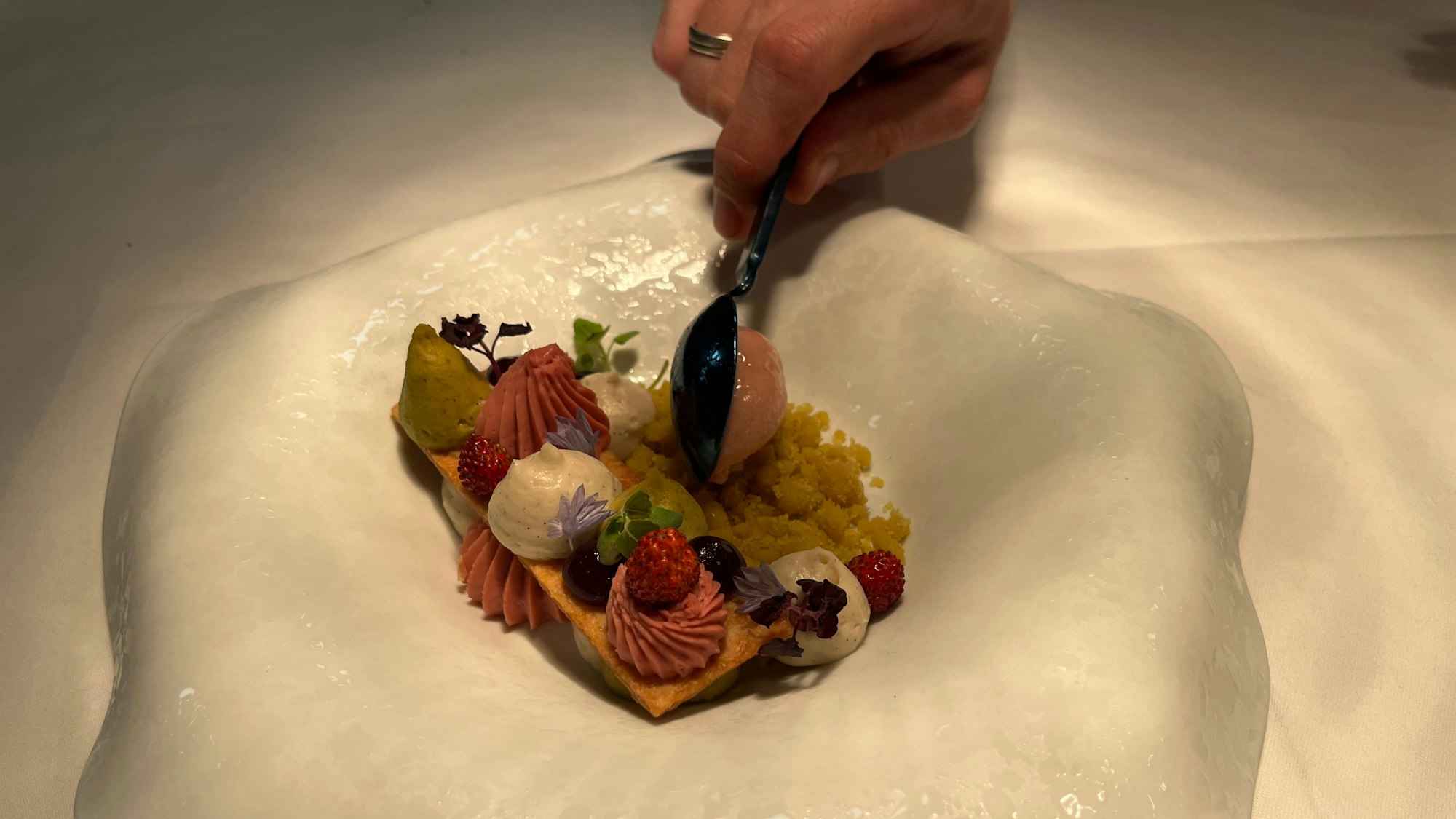 Das Erdbeersorbet wird es an den Blätterteig gelegt.