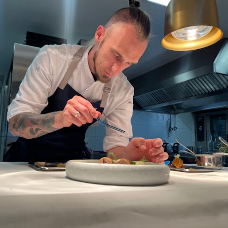 Der Küchenchef des Sevidian in Hennef-Stadt Blankenberg, Cyril Becker, hat ein Ostermenü zum Nachkochen kreiert, Fine Dining für Zuhause.