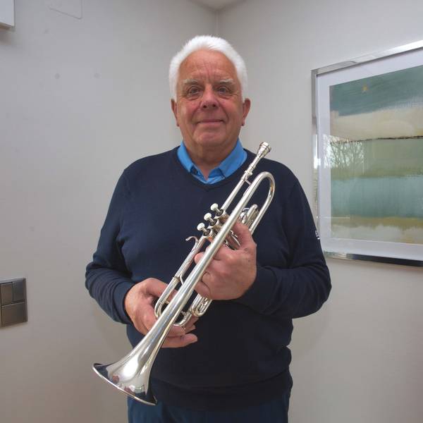 Der Musiker Heinz Rehring mit seiner Trompete.