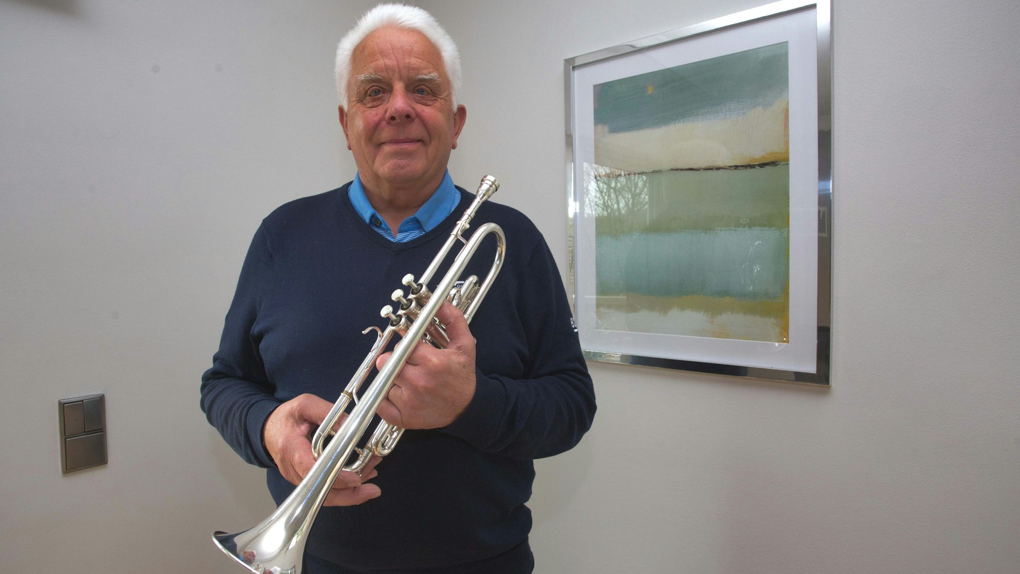 Der Musiker Heinz Rehring mit seiner Trompete.