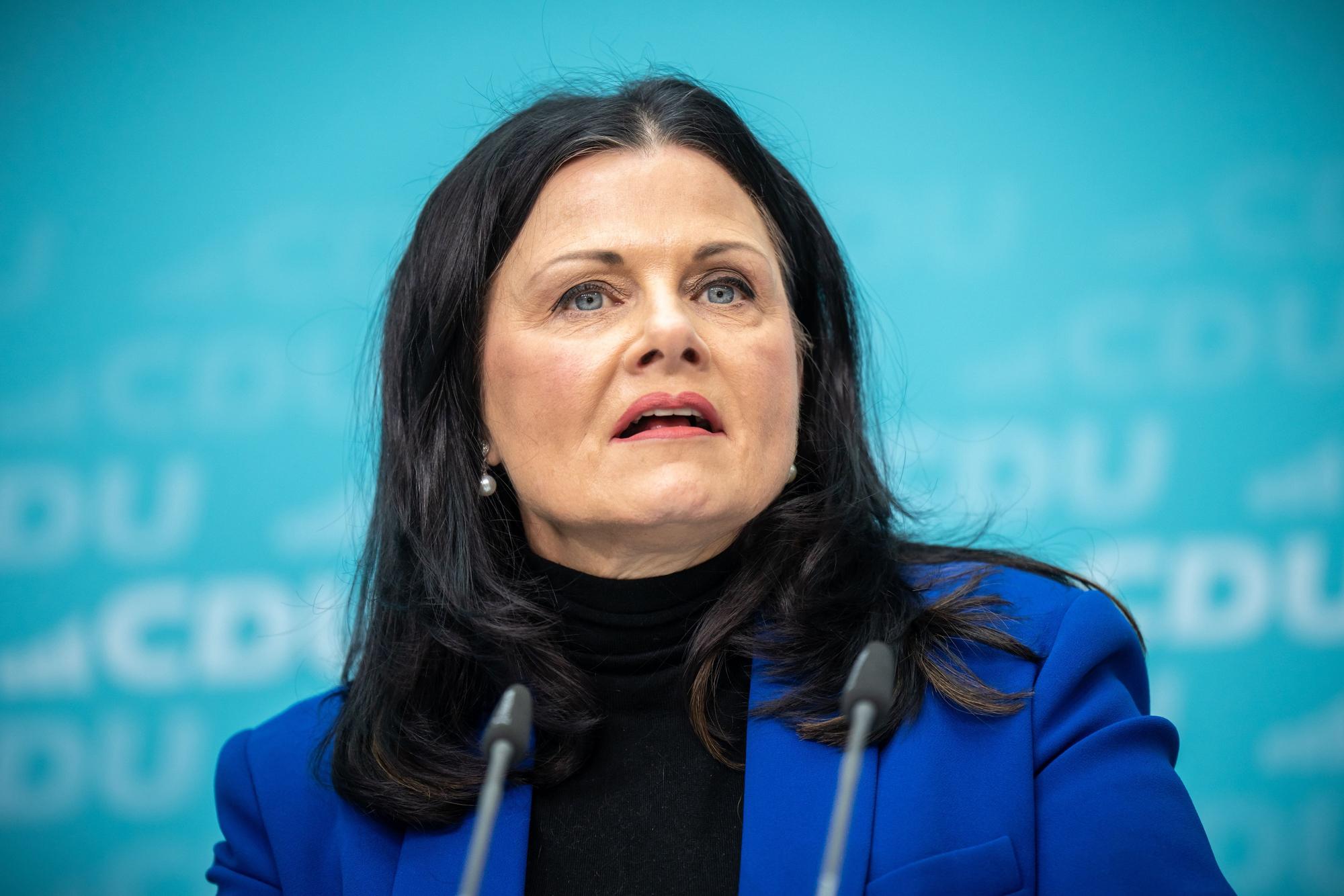 ARCHIV - 18.03.2024, Berlin: Gitta Connemann, Bundesvorsitzende der Mittelstands- und Wirtschaftsunion (MIT) spricht bei der Pressekonferenz nach der Sitzung des CDU Bundesvorstands. Die Union will einen neuen Entwurf für den Bezug von Bürgergeld vorlegen. (zu dpa: «Umgang mit AfD: Kretschmer und Amthor springen Spahn bei») Foto: Michael Kappeler/dpa +++ dpa-Bildfunk +++