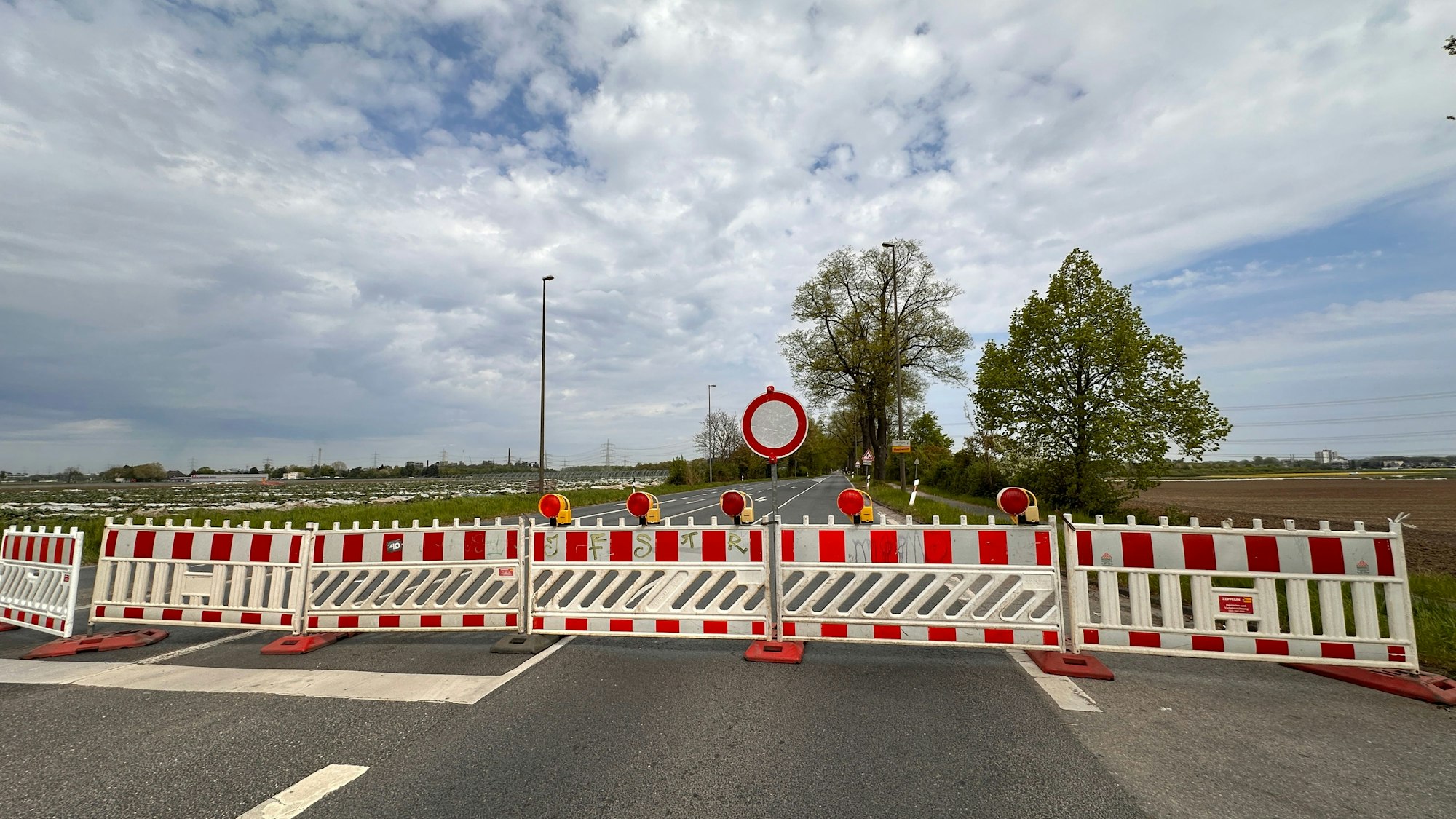 Rot-weiße Absperrbaken auf der Brühler Landstraße