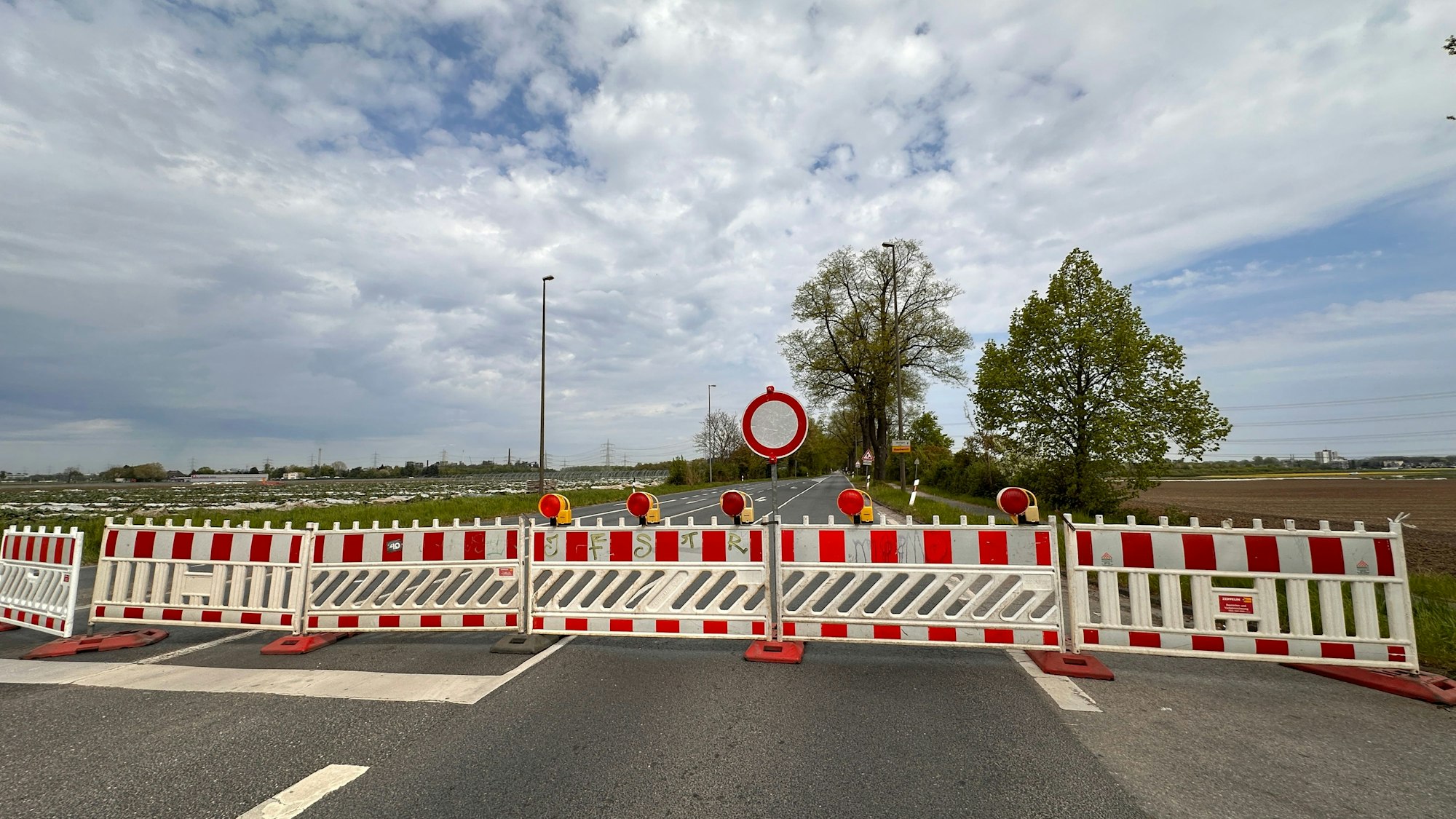 Rot-weiße Absperrbaken auf der Brühler Landstraße