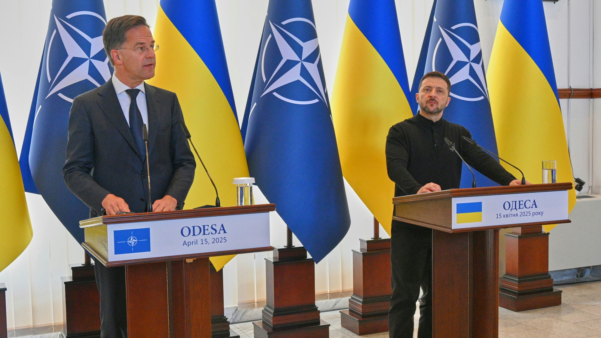 15.04.2025, Ukraine, Odessa: NATO-Generalsekretär Mark Rutte (l) und der ukrainische Präsident Wolodymyr Selenskyj beantworten Fragen der Medien während ihrer gemeinsamen Pressekonferenz. Foto: Michael Shtekel/AP/dpa +++ dpa-Bildfunk +++