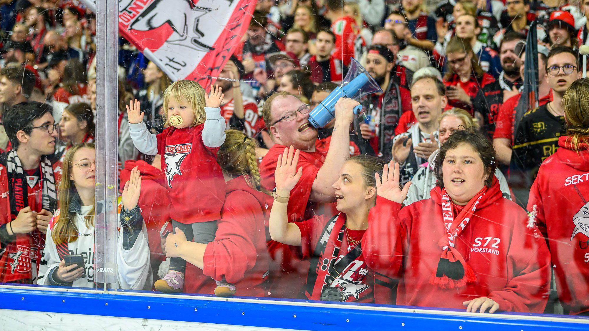 Spektakel für Groß und Klein: Die Haie Fans in der ersten Reihe bei einem Heimspiel gegen Ingolstadt.