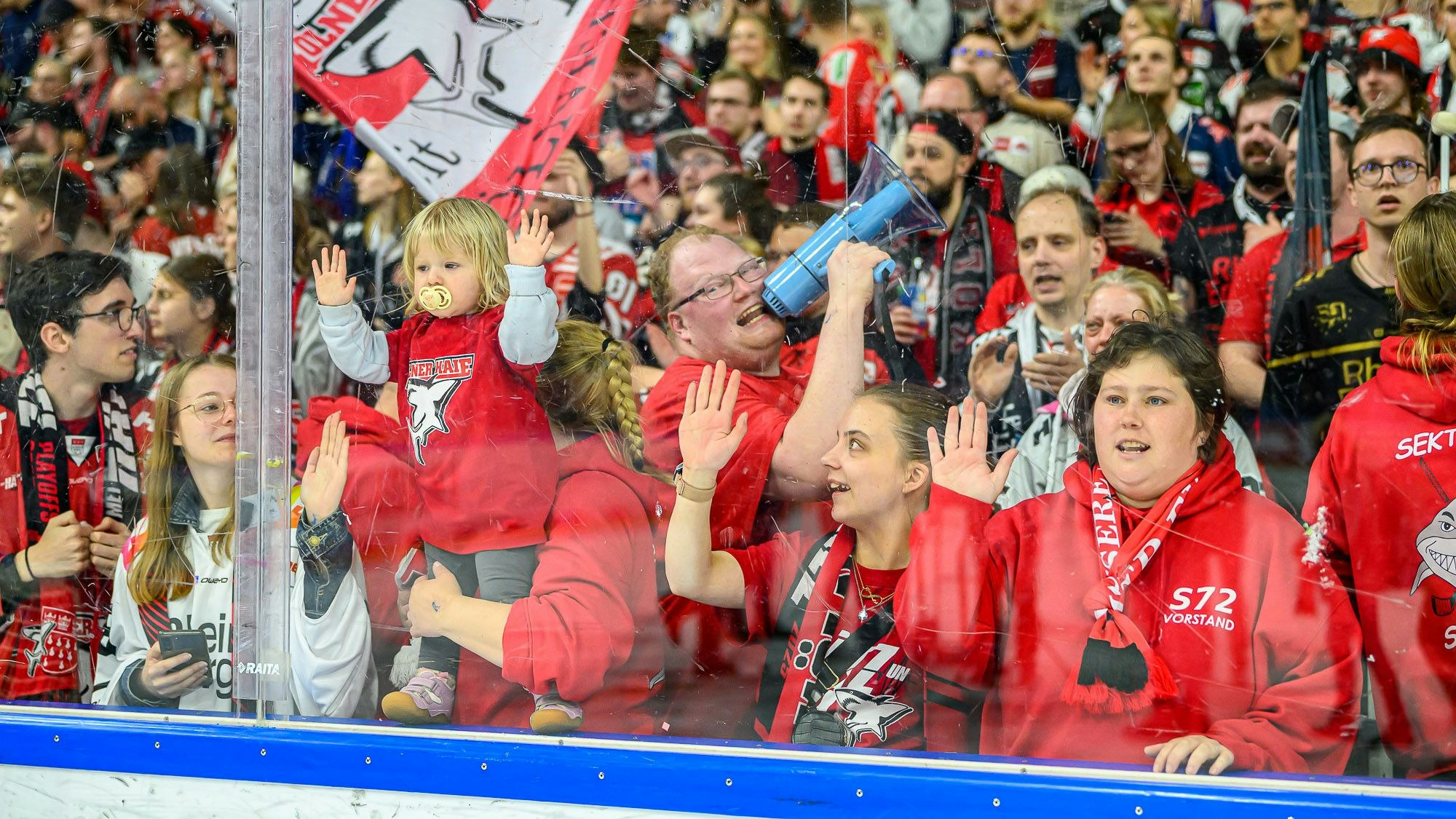 Spektakel für Groß und Klein: Die Haie Fans in der ersten Reihe bei einem Heimspiel gegen Ingolstadt.