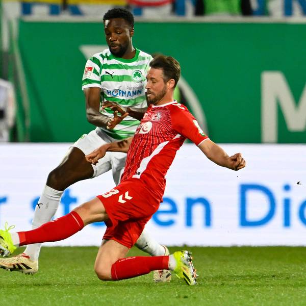 Auch gegen den Ball wieder mit voller Intensität dabei: Mark Uth (r.) im Spiel bei Greuther Fürth.