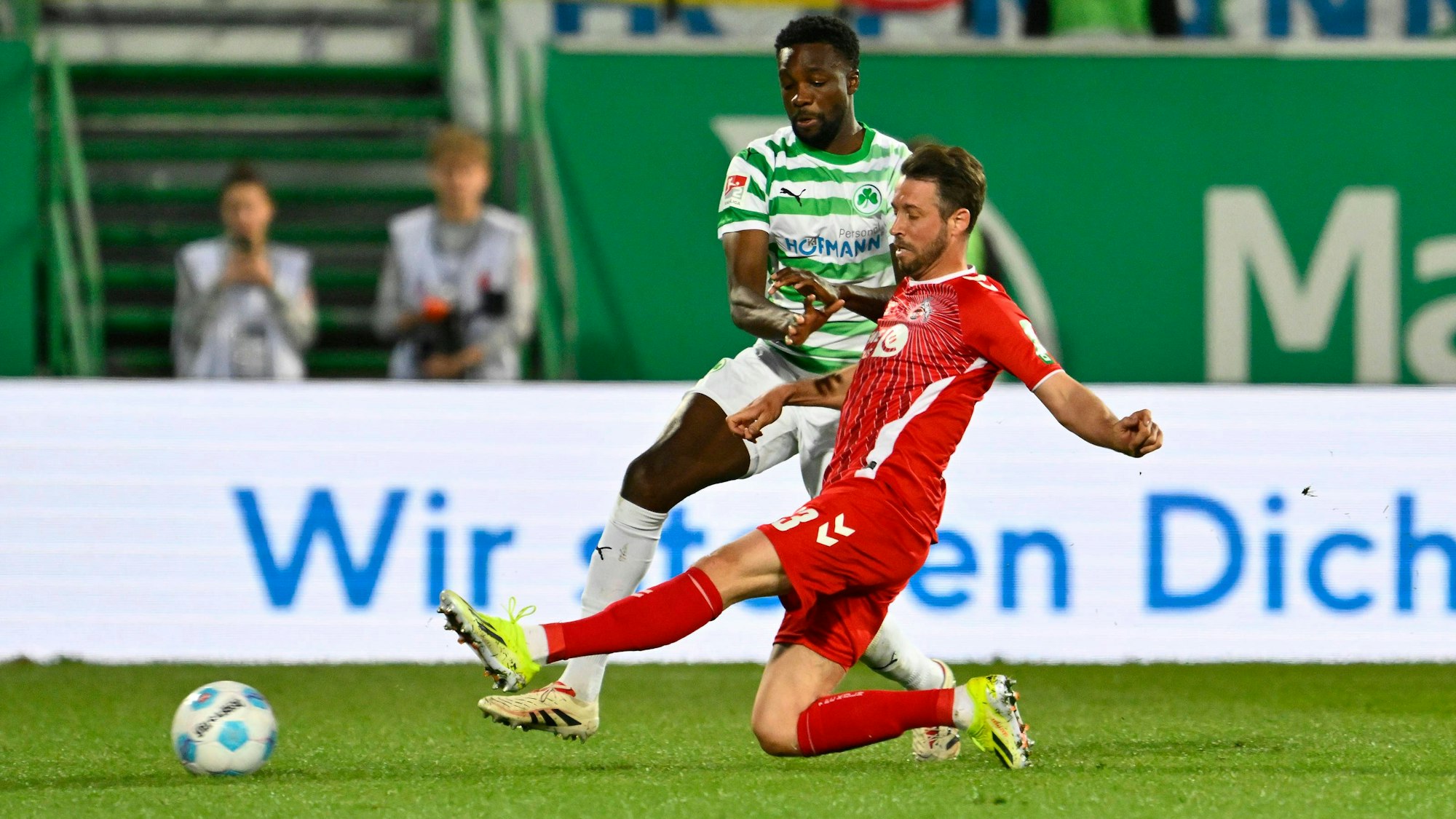 Auch gegen den Ball wieder mit voller Intensität dabei: Mark Uth (r.) im Spiel bei Greuther Fürth.