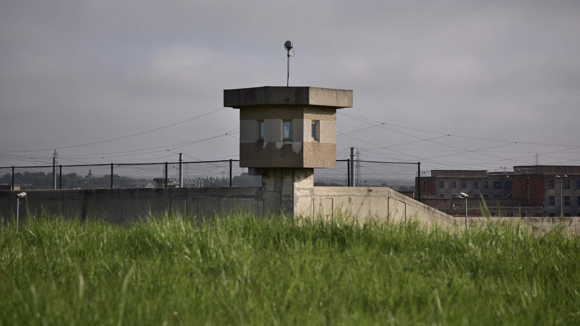 ARCHIV - 13.04.2017, Frankreich, Villepinte: Archivfoto vom 13. April 2017 zeigt das Gefängnis von Villepinte (Seine-Saint-Denis). Auf mehrere Gefängnisse in Frankreich sind in der Nacht Brandanschläge und Angriffe mit Schusswaffen verübt worden. Foto: Philippe Lopez/AFP/dpa +++ dpa-Bildfunk +++