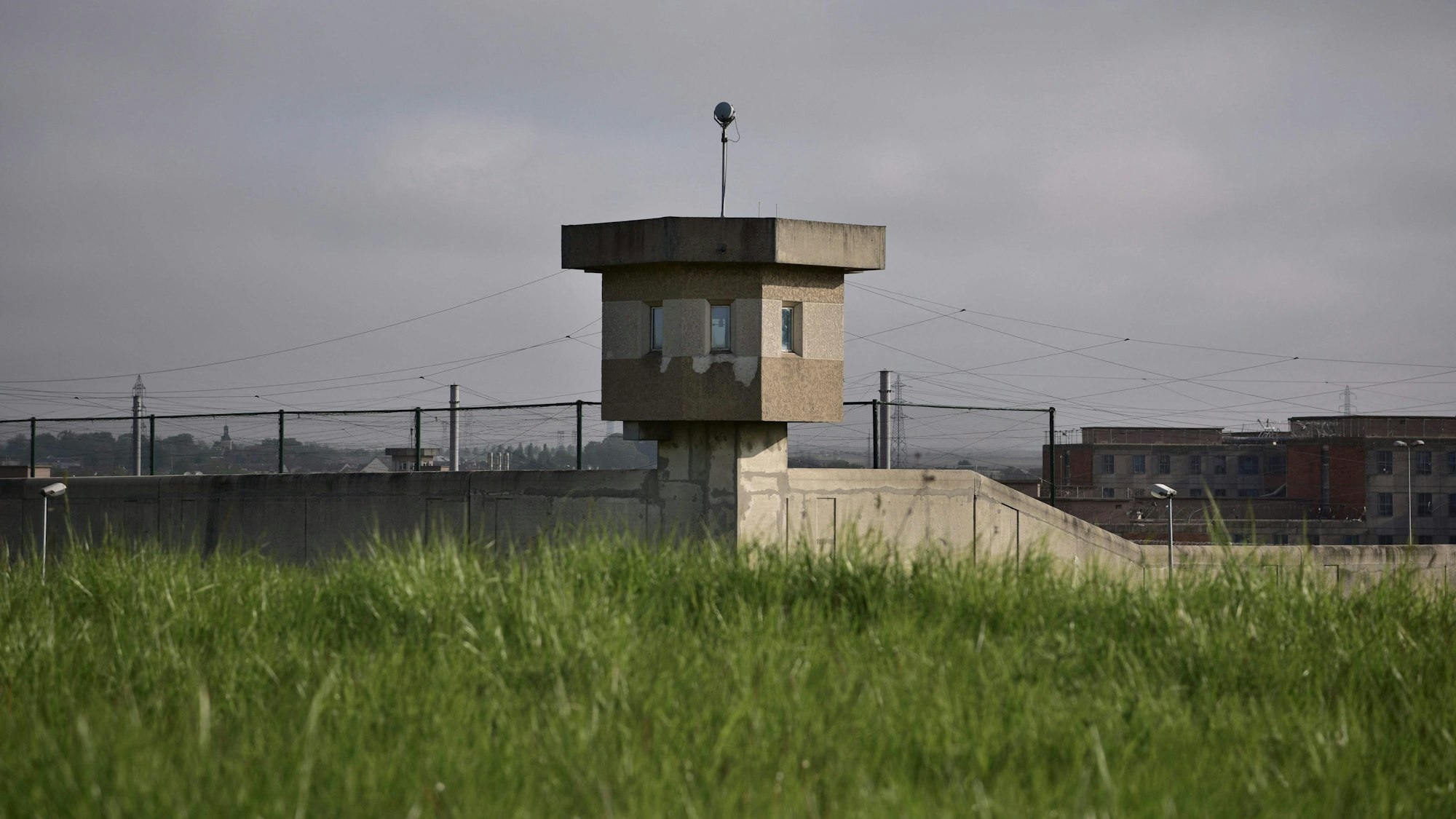 ARCHIV - 13.04.2017, Frankreich, Villepinte: Archivfoto vom 13. April 2017 zeigt das Gefängnis von Villepinte (Seine-Saint-Denis). Auf mehrere Gefängnisse in Frankreich sind in der Nacht Brandanschläge und Angriffe mit Schusswaffen verübt worden. Foto: Philippe Lopez/AFP/dpa +++ dpa-Bildfunk +++
